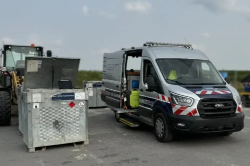 Inspektionsfahrzeug steht am IBC