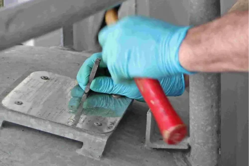 Siegel der Inspektionsstelle wird eingeschlagen auf dem Typenschild