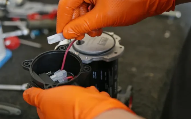 Reparatur des elektrischen anschlusses einer gleichstrompumpe